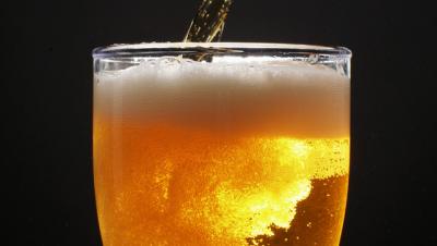 Glas pils wordt ingeschonken